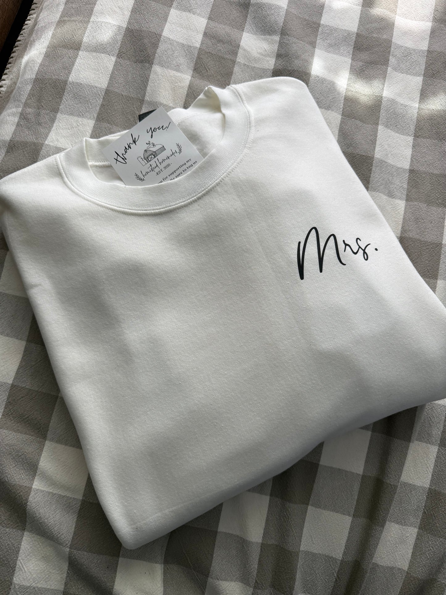 BIG BACK CREWNECK - MRS. LAST NAME